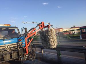 河南都市機械設(shè)備有限公司與山西公路局晉中分局聯(lián)合研制成功防眩網(wǎng)清洗機