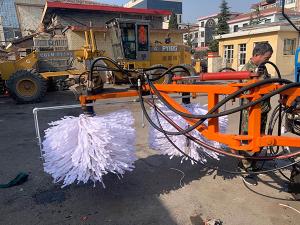 2020年11月11日山西省晉中市昔陽(yáng)縣公路管理段與河南都市機(jī)械設(shè)備有限公司合作，在宋段長(zhǎng)王隊(duì)長(zhǎng)凌師傅的精心安排指導(dǎo)下與喬主任祝師傅的積極努力，成功研制出了加寬雙護(hù)欄板600mm護(hù)欄清洗機(jī)